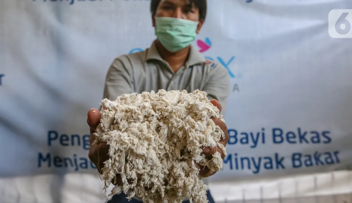 Karyawan menunjukkan hasil daur ulang popok bayi bekas pakai di Guna Olah Limbah, Bandung, Jawa Barat, Kamis (16/1/2020). Program sustainability ini merupakan kolaborasi PT Softex Indonesia bekerjasama dengan GOL perusahaan teknologi pengolahan limbah berbasis riset. (Liputan6.com/Fery Pradolo)