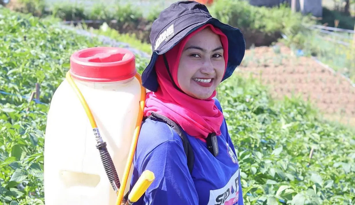 Wanita kelahiran Boyolali ini mengaku terjun menjadi petani setelah meninggalkan dunia musik dangdut dan memutuskan untuk hijrah. Alasannya, karena ia melihat profesi petani sebagai sesuatu yang mulia. Mulai menjadi petani sejak 2018, hal itu membuatnya lebih bahagia. (Liputan6.com/IG/@novilisty_)
