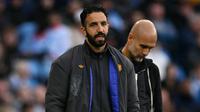 Manajer Manchester United, Ruben Amorim, memimpin anak asuhnya saat bertandang ke markas Manchester City pada pekan 4 Liga Inggris 2025/2026 di Etihad Stadium, Minggu (14/9/2025) malam WIB. (Oli SCARFF / AFP)