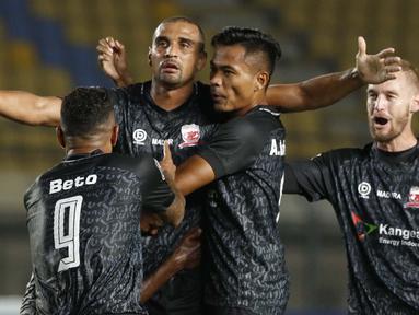 Selebrasi striker Madura United, Bruno Da Silva Lopes usai berhasil membobol gawang Persela Lamongan dalam laga matchday ke-3 Grup C Piala Menpora 2021 di Stadion Si Jalak Harupat, Bandung, Kamis (1/4/2021). (Bola.com/Ikhwan Yanuar)