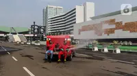 Petugas pemadam kebakaran menyemprotkan cairan disinfektan di Kompleks Parlemen, Senayan, Jakarta, Minggu (9/8/2020). Penyemprotan cairan disinfektan tersebut dilakukan dalam rangka pencegahan penyebaran virus Corona (COVID-19) di lingkungan DPR/MPR. (Liputan6.com/Johan Tallo)