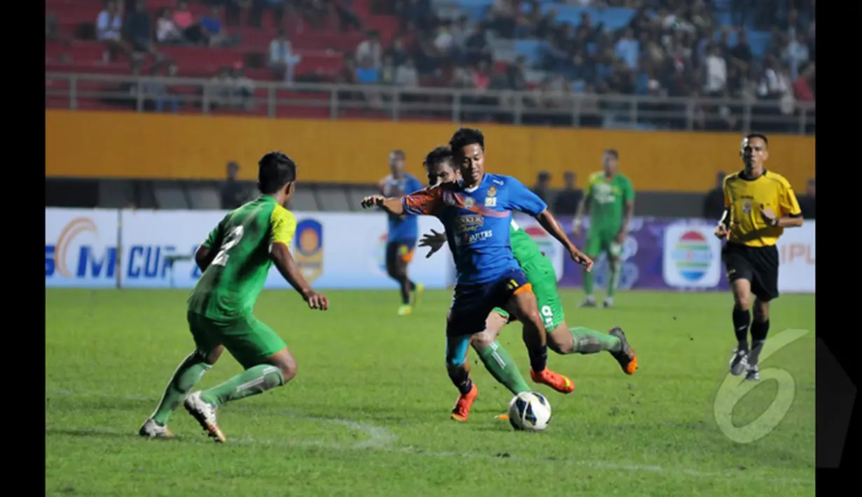 Gelandang Arema Cronus, Dendy Santoso (tengah) berusaha melawati bek Persebaya Putu Gede (kiri) saat SCM Cup 2015 di Stadion Jakabaring, Palembang, Minggu (25/1/2015).  Arema Cronus Menang 1-0 atas Persebaya Surabaya. (Liputan6.com/Johan Tallo)