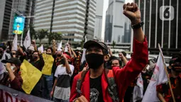 Massa yang tergabung dalam Gerakan Mahasiswa Jakarta Bersatu melakukan aksi unjuk rasa di depan gedung Kementerian Pendidikan dan Kebudayaan, Jakarta, Kamis (2/7/2020). Mereka menuntut adanya keringanan uang tunggal kuliah (UKT) sebesar 50 persen di tengah pandemi. (Liputan6.com/Faizal Fanani)