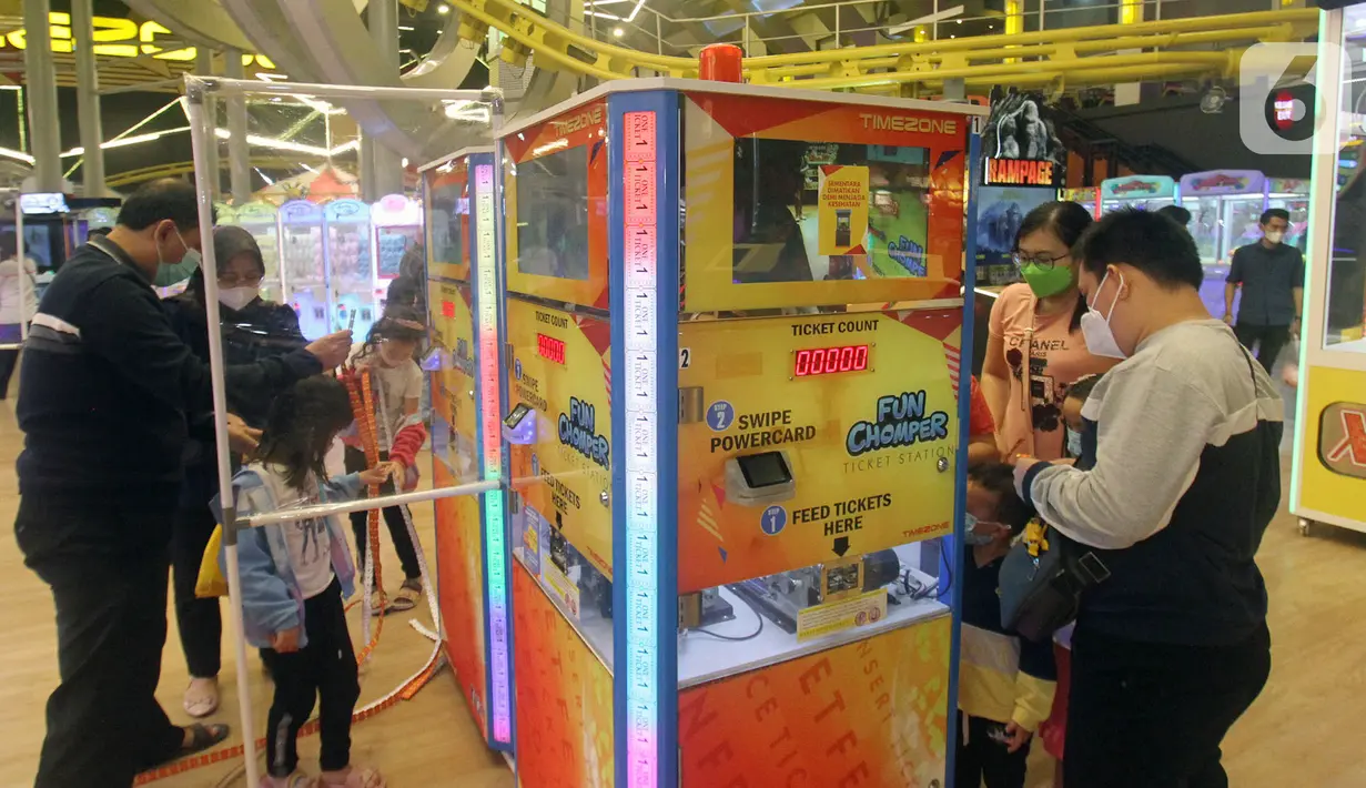 Anak-anak didampingi orang tua bermain fun chomper di Timezone Supermal Karawaci, Tangerang, Jumat (19/11/2021) Setelah 18 bulan tidak beroperasi akibat pandemi, Timezone kembali buka menyambut pengunjung dengan menerapkan protokol kesehatan dengan ketentuan yang berlaku. (Liputan6.com/Fery Pradolo)