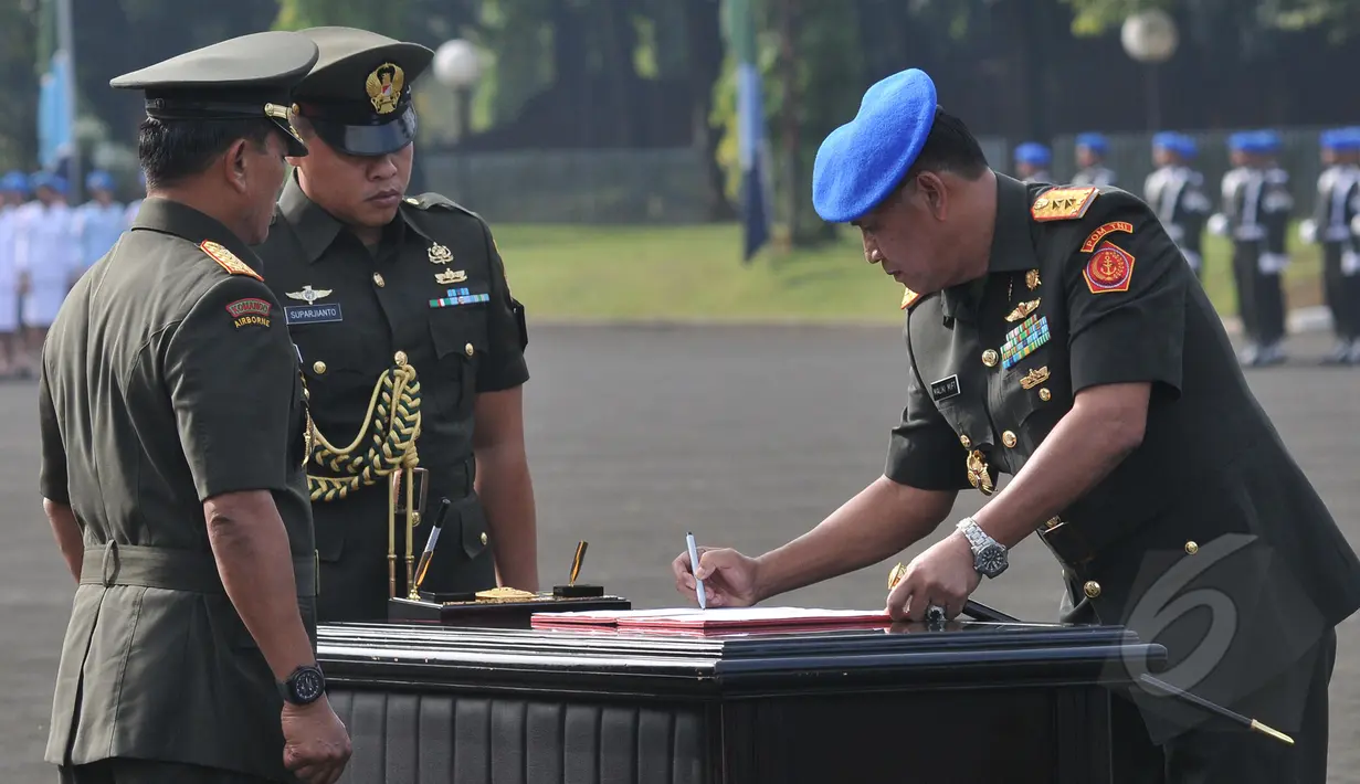 Mayjen TNI Maliki Mift (kanan) menandatangani surat keputusan saat peresmian organisasi Polisi Militer TNI di Mabes TNI, Jakarta, Senin (4/5/2015). Peresmian organisasi POM restrukturisasi dan penguatan sistem TNI. (Liputan6.com/Herman Zakharia)
