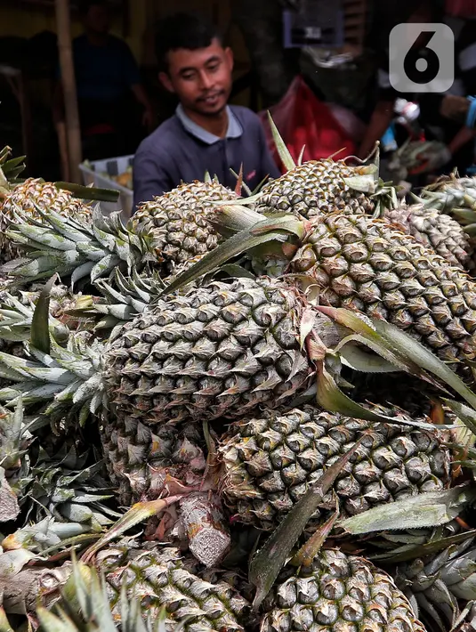 Buah nanas banyak digunakan sebagai salah satu bahan baku pembuatan kue atau makanan lainnya. (Liputan6.com/Angga Yuniar)