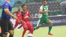 Hendra Bayauw (tengah) pemain semen padang ini tampil impresif selama Piala Jenderal Sudirman. (Bola.com/Nicklas Hanoatubun)