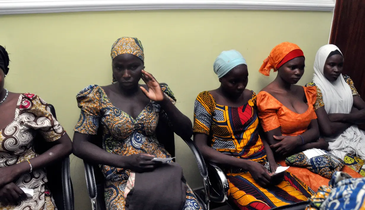 Sejumlah gadis sekolah Chibok menunggu bertemu Presiden Muhammadu Buhari di Abuja, Nigeria (7/5). Sebanyak 82 dari 276 siswa perempuan Chibok yang diculik tiga tahun lalu dibebaskan dan diserahkan kepada militer pemerintah. (AP Photo/Olamikan Gbemiga)