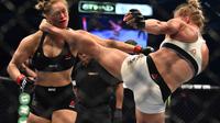 Ronda Rousey vs Holly Holm (AFP Photo/Paul Crock)