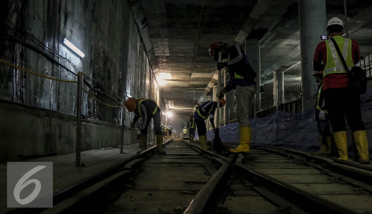Pekerja membersihkan jalur rel di terowongan MRT di Dukuh Atas, Jakarta, Jumat (30/9). MRT Jakarta ditargetkan beroperasi tahun 2019 dimana pada tahap awal, rute yang dilalui adalah Bundaran HI-Lebak Bulus. (Liputan6.com/Faizal Fanani)