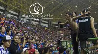 Aremania bernyanyi memberikan dukungan kepada Arema FC yang bertanding melawan Persija Jakarta pada laga Liga 1 di Stadion Patriot Candrabaga, Bekasi, Jumat (2/6/2017). (Bola.com/Vitalis Yogi Trisna)