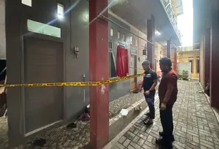 Seorang ibu rumah tangga ditemukan tewas dengan kondisi bersimbah darah di kontrakan kawasan Bambu Apus Jakarta Timur, Sabtu (21/3/2026). (Foto: Istimewa)