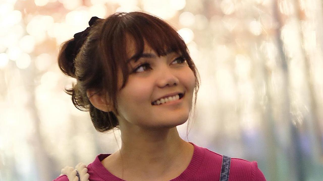 Bintang] Sempat Bikin Gempar, Ini 18 Artis Indonesia yang Memutuskan untuk Melepas Hijab