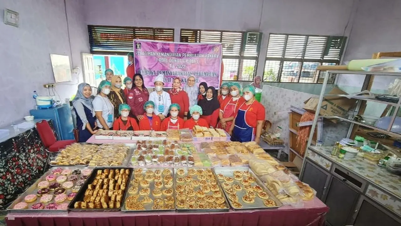 Narapidana Lapas Perempuan Pekanbaru dengan roti hasil buatannya.