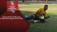 Dimas Galih Pratama, kiper PSM Makassar bermain gemilang pada laga melawan Persela Lamongan. Striker Persela Zaenal Arifin dibuat tak berdaya dengan ketenangannya menjaga gawang tim berjuluk Juku Eja tersebut.