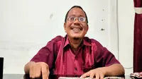 Budayawan Cirebon Akbarudin Sucipto menjelaskan proses pemberian nama khas Cirebon berdasarkan penanda alam. Foto (Liputan6.com / Panji Prayitno)