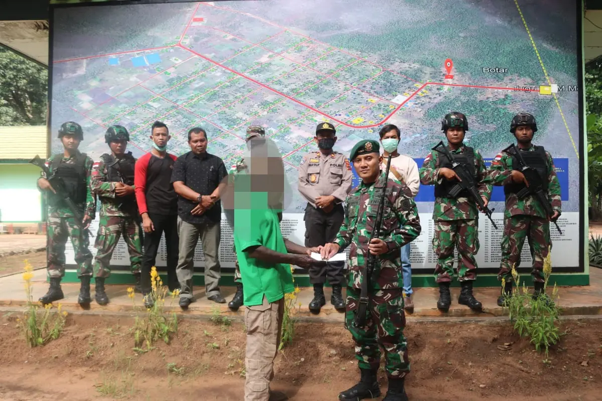 Warga Papua Serahkan Senjata Api dan Amunisi Kepada Satgas Yonif 411 Kostrad