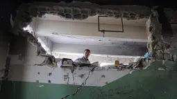 Serangan udara Israel kembali menghujani wilayah Jalur Gaza, termasuk menghantam sekolah Halima Saadiya yang telah berubah menjadi tempat penampungan pengungsi Palestina. (BASHAR TALEB/AFP)