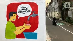 Pengendara sepeda motor melintas di depan mural dan akses khusus pejalan kaki di Jalan Darul Maarif, Jakarta Selatan, Rabu (11/3/2020). PT MRT Jakarta berkolaborasi dengan ITDP menata jalan-jalan sekitar stasiun untuk meningkatkan aksesibilitas warga sekitar. (Liputan6.com/Immanuel Antonius)