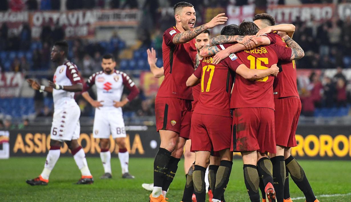 Para pemain AS Roma merayakan gol Daniele De Rossi saat melawan Torino pada laga Serie A antara Roma vs Torino di Olympic Stadium, Roma, (9/3/2018). Roma menang 3-0. (Alessandro Di Meo/ANSA via AP)