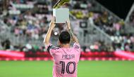 Penyerang Inter Miami asal Argentina, Lionel Messi, berpose dengan trofi MLS Golden Boot menjelang pertandingan playoff Major League Soccer (MLS) melawan Nashville SC di Chase Stadium, Fort Lauderdale, Florida, Amerika Serikat pada 24 Oktober 2025 waktu setempat atau Sabtu (25/10/2025) pagi WIB. (CHANDAN KHANNA/AFP)