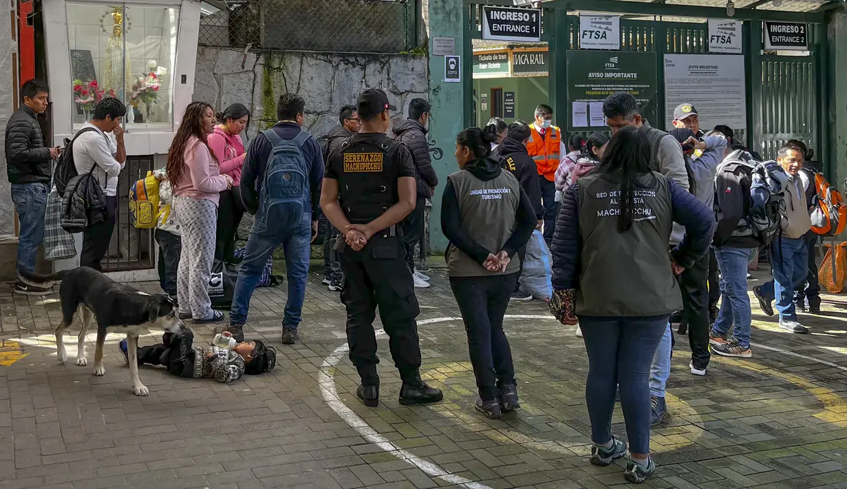 Orang-orang berkumpul di luar stasiun kereta kota Machu Picchu, Peru untuk berangkat setelah kedatangan kereta pertama menyusul perpanjangan layanan dari Ollantaytambo, Rabu (8/2/2023). Layanan kereta api ke Machu Picchu di Peru sebagian diaktifkan kembali Rabu ini untuk mengangkut penduduk lokal, setelah penangguhan hampir tiga minggu karena blokade rel kereta api akibat protes anti-pemerintah yang mengguncang negara Andes. (Carolina Paucar / AFP)