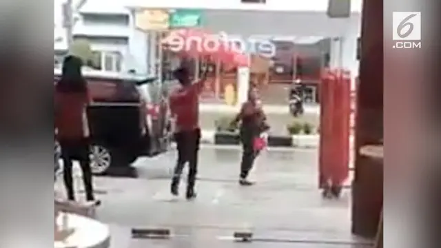 VIDEO: Niat Hati Payungi Cewek di Jalan, Ending Pria Ini Malah Kocak