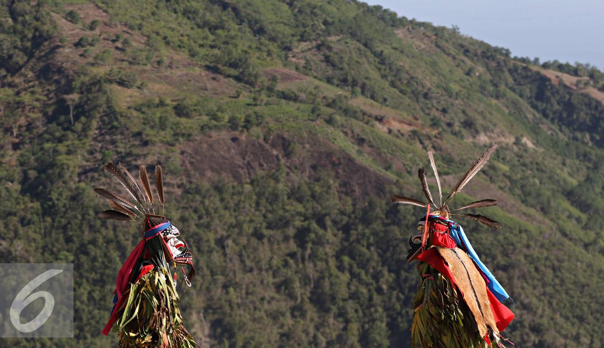 Seniman mementaskan tarian khas Toraja dan Dayak di Bukit Matantimali, Sigi, Sulawesi Tengah, Rabu (9/3). Tarian tersebut dilakukan dalam rangka menyambut gerhana matahari total serta menolak bala. (Liputan6.com/Immanuel Antonius)
