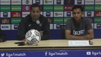Pelatih dan pemain Persik Kediri, Divaldo Alves dan Dany Saputra, saat jumpa pers sebelum laga melawan RANS Nusantara FC. (Bola.com/Gatot Susetyo)