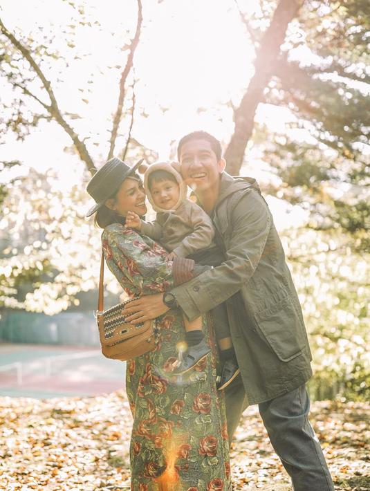 Walaupun foto ini di setting alias enggak candid namun kebahagiaan keluarga kecil Andien ini bukan setting-an, loh. Mereka selalu nampak ceria dalam keadaan momen apapun. (Liputan6.com/IG/andienaisyah)