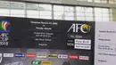 Mustopha menunjukan tiket yang dibelinya sebelum menyaksikan laga AFC Cup antara Tampines Rovers melawan Persija Jakarta di Stadion Jalan Besar, Singapura. (Bola.com/Mustopha)