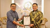Bambang Soesatyo menerima penghargaan sebagai Parliament of The Year