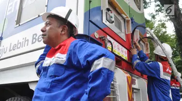 Sejumlah petugas mempersiapkan selang gas untuk Bus BRT Trans Semarang saat  launching "Program Konventer Gas BRT Trans Semarang" di Pelataran Parkir Patra Jasa Semarang, Rabu (9/1).  (Liputan6.com/Gholib)