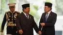 Presiden Republik Indonesia Prabowo Subianto (tengah) dan Perdana Menteri Malaysia Anwar Ibrahim (kanan) berjalan bersama menjelang pertemuan bilateral di Istana Kepresidenan, Jakarta pada 29 Juli 2025. (Yasuyoshi CHIBA/AFP)