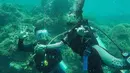 Gemar liburan di kawasan pantai, di foto ini keduanya terlihat sedang menikmati pemandangan di dasar laut. Niki dan Indra terilihat sedang diving bareng melihat biota laut di sekililingnya. (Instagram/indpriw)