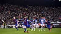 Penyerang Barcelona, Lionel Messi melakukan eksekusi penalti yang berbuah gol ke gawang Leganes, pada laga lanjutan La Liga 2016-2017, di Estadio Camp Nou, Senin (20/2/2017) dini hari WIB. Barcelona unggul 2-1.  (AFP/Josep Lago)