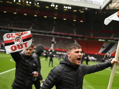 Suporter melakukan aksi unjuk rasa memprotes pemilik yakni keluarga Glazer di dalam stadion Old Trafford 2 Mei 2021, menjelang pertandingan Liga Premier Inggris melawan Liverpool. (Foto: AFP/Oli Scarff)