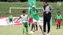 Menteri Pemuda dan Olahraga, Imam Nahrawi menggiring bola pada acara kompetisi sepak bola U-12 antar Sekolah Dasar, MILO Football Championship 2018, di Senayan, Jakarta, Sabtu (24/3). Kompetisi diikuti lebih dari 8.000 siswa SD. (Liputan6.com/Pool/Rizky)