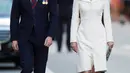 Pangeran William dan Kate Middleton menghadiri acara perayaan 100 tahun Perang Passchendaele di monumen Menin Gate, di Ypres, Belgia, Minggu (30/7). Untuk perayaan itu, Kate tampil dengan coat dress putih berlapel lebar dari Alexander McQueen. (AP Photo)