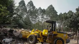 2 unit alat berat dikerahkan untuk mempercepat proses pembongkaran ratusan bangunan liar di kawasan Taman Honda, Jakarta, (22/10/14). (Liputan6.com/Faizal Fanani)
