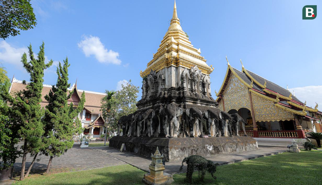 Bola.com menyempatkan diri untuk berkeliling Kota Tua Chiang Mai saat meliput SEA Games 2025 di Thailand, Selasa (09/12/2025). Salah satu destinasinya yaitu menjumpai kuil tertua di Chiang Mai, yaitu Wat Chiang Man. (Bola.com/Bagaskara Lazuardi)