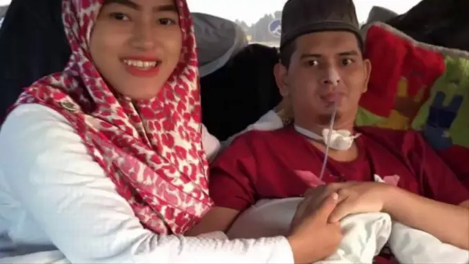 [Bintang] Bikin Haru, Istri nan Setia dan Tangguh Ini Rawat Suami yang Lumpuh