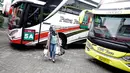 Sejumlah peserta Mudik Bareng PKB 2017 bersiap memasuki bus di Jakarta, Kamis (22/6). Sebanyak 20 bus disiapkan mengantar 1000 jamaah mudik ke kampung halamannya. (Liputan6.com/Faizal Fanani)