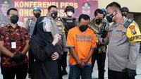 IN (53) ditangkap polisi karena dugaan korupsi  Anggaran Pendapatan dan Belanja Desa (APB Desa). (Dian Kurniawan/Liputan6.com)