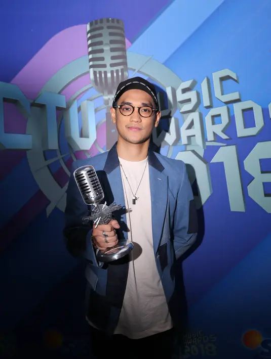 Afgan Syahreza setelah menerima penghargaan Kolaborasi Paling Ngetop dari SCTV Music Awards 2018. Malam puncak penghargaan berlangsung di Studio 6 Emtek City, Daan Mogot Jakarta Barat, Jumat (27/4/2018). (Adrian Putra/Bintang.com)