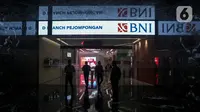 Suasana salah satu kantor cabang digital Bank BNI di Jakarta, Rabu (30/12/2020). Meningkatnya nilai transaksi ekonomi digital Indonesia praktis membuat industri perbankan bersiap diri untuk menggenjot pengembangan sistem digital ke depan. (Liputan6.com/Johan Tallo)