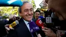 Michel Platini tersenyum saat ditanya wartawan sebelum menjalani sidang di Pengadilan Arbitrase Olahraga Internasional (CAS) di Swiss (29/4). Platini mengajukan banding atas skorsing enam tahun yang dijatuhkan FIFA kepadanya. (REUTERS/Denis Balibouse)