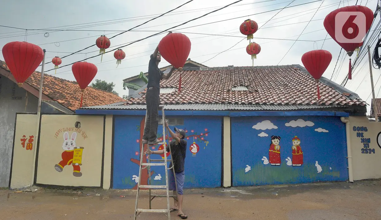 Warga memasang lampion di Kampung Haji Bona, Depok, Jawa Barat, Kamis (19/1/2023). Tahun Baru Imlek  dinobatkan sebagai tahunnya para Kelinci, terutama Kelinci Air. (merdeka.com/Arie Basuki)
