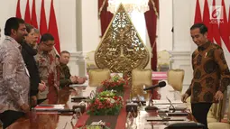 Presiden Joko Widodo saat tiba untuk menerima kunjungan delegasi US Asean Business Council di Istana Merdeka, Selasa (13/3). Selaini itu Jokowi juga berkomitmen untuk menggenjot nilai perdagangan ke kedua kawasan (AS-Asean). (Liputan6.con/Angga Yuniar)