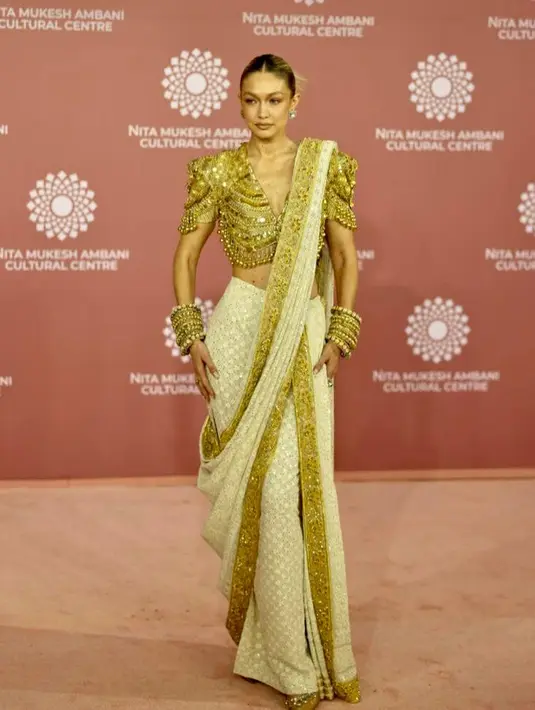 Gigi Hadid muncul di karpet merah mengenakan sari berwarna gading dan emas yang 
cantik karya desainer Abu Jani Sandeep Khosla.  [Foto: IG/vogueindia].